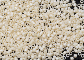 Бисер Япония MIYUKI Delica цилиндр 10/0 5 г DBM-0883 тёмно-кремовый непрозрачный радужный матовый